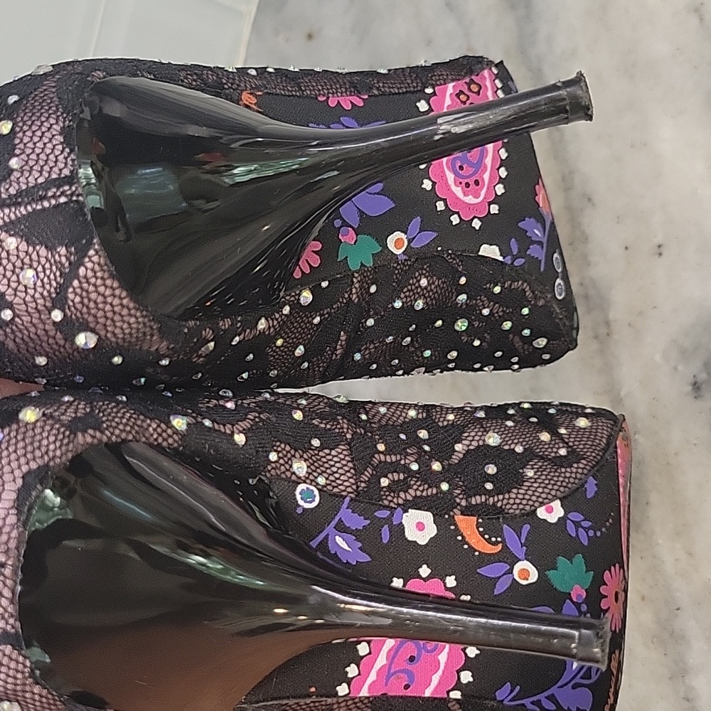 Betsy Johnson Betseyville Lace & Rhinestone Pointed Toe High Heels .7.5 - Picture 8 of 12